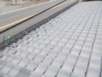 機能性と美観を兼ね備えた瓦を採用。雪止めも設置し、降雪の多い地域でも安心して暮らせる屋根になりました。