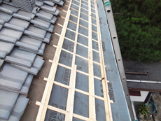 下地から丁寧に作り直す工程です。雨漏りを防ぐ防水性能と、屋根内部の通気性を両立させる工法で安心の基盤を整えました。