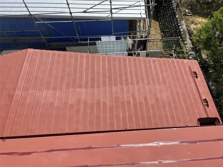 まず屋根の洗浄、ケレンを行い、ハゼの部分はハケでサビ止め塗料を塗ります。<br />
このあとローラーで屋根全体にサビ止め塗料を塗っていきます。