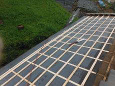 施工に移っていきます。<br />
今回の修理で折れた垂木を交換した屋根の部分は、下地から綺麗に葺き直しをしていきます