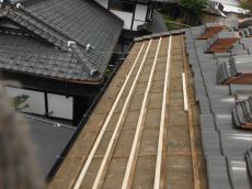 垂木が大丈夫だった部分は、下地からではなく、桟の補強から工事を行っております。<br />
屋根の状況によって最適な工事を提案し、施主様のお悩みを解決していきます。