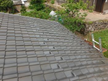 垂木が折れていない方の屋根も、施主様と打ち合せをさせて頂き、今後のことを考えて雪止め部を増設することとしました。<br />
これで大雪が降った際も安心して暮らしていただけることでしょう。