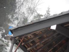 こちらが施工前のN様邸屋根のお写真です。<br />
雪の荷重により、屋根を支えている垂木が折れてしまっていました。