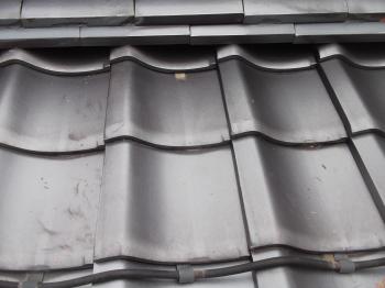 棟下の瓦も、棟を壊さずに部分的な差し替えで修理をいたしました。<br />
