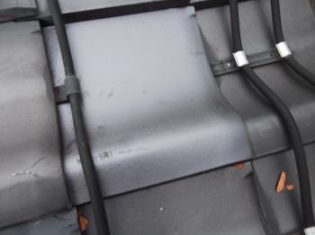 M様邸のように、屋根の上に融雪装置がついているような現場でも撤去を行わずに差し替えが可能です。<br />
瓦が割れていたり欠けていることで雨漏りを引き起こさないよう、屋根のお悩みは屋根の森にお気軽にご相談くださいませ。