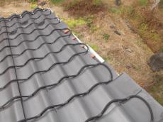 こちらがM様邸の施工前の屋根のお写真です。<br />
屋根の側面（ケラバ）にある袖瓦が割れていることが確認できます。<br />
袖瓦は、台風や強風による衝撃や飛来物、経年劣化による水分吸収や瓦を固定する釘が膨張するなどの原因が複合的に影響し割れることがあります。 