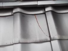 袖瓦と同様に、棟周辺の瓦も割れているようです。<br />
こういった僅かな瓦の割れを放置していると、雨水が侵入し、大きな被害をもたらす雨漏りに繋がることも考えられます。