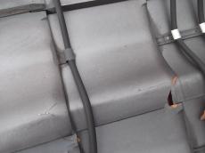 今回はこのような瓦の欠けや割れを部分的な瓦の交換にて修理してまいります。