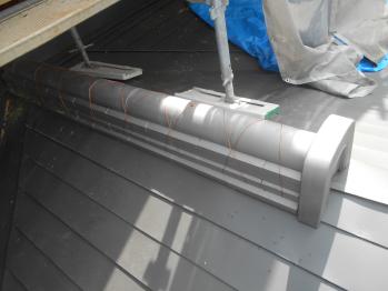 屋根の感じに合わせたシンプルな鬼瓦で施工をしております。<br />
<br />
高山のように古き良き建物が多い地域においても、周囲の景観と美しく調和し、浮きすぎることなく建物の個性を引き立てております。