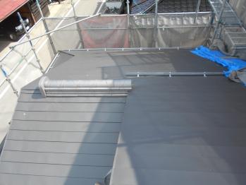 こちらは棟を上から撮影したお写真です。<br />
日本の伝統美とモダンな素材を融合させた風格のある現代風な屋根に仕上がっております。<br />
<br />
一味違う屋根にリフォームをお考えの方は、屋根の森にお気軽にご相談くださいませ。