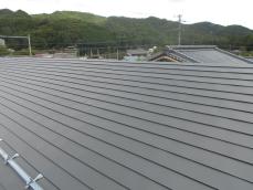 こちらが棟を積む前のO様邸 屋根のお写真です。<br />
板金屋根材で葺かれた屋根はスタイリッシュな印象を受けます。