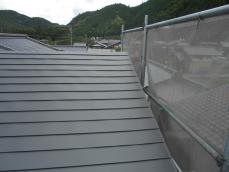 袖の方はこのような状態でした。<br />
洗練されている一方で無機質な印象を受ける屋根にいぶし瓦で棟を新設していきます。