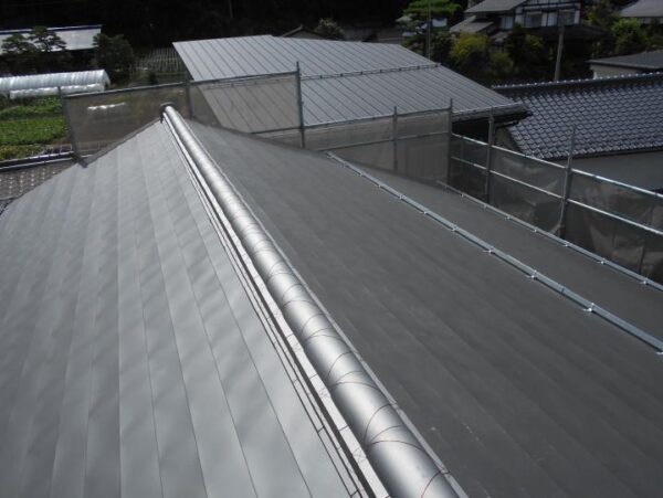 岐阜県高山市　O様邸　板金屋根へ瓦で棟を積むことで現代風な屋根にリフォーム