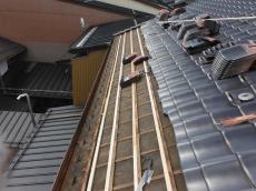 H様邸 屋根修理の工程をご紹介してまいります。<br />
既存の屋根は軒先に荷重がかかり瓦がズレていたようでしたので、既存瓦を一度剥がし下地の桟を補強していきます。