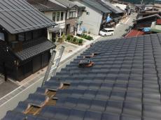 軒先の瓦は雪止瓦の数が少ないことが原因でズレていましたので、雪止瓦を増設しました。<br />
合わせてヒビが入っていた雪止め瓦も差し替えを行っていきます。