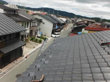 ヒビが入っていた雪止瓦も部分的に交換することで安心して暮らしていただける屋根に修理完了いたしました。<br />
<br />
積もった雪の重みが設計荷重を超えると、屋根を支える垂木や野地板が傷み折れるなどの被害が起こりえますが、今回のような適切な雪対策の工事を行うことでそういった被害も防止でき、結果的に家を長持ちさせることにも繋がります。<br />
<br />
お家の屋根の状況が心配な方は、是非お気軽に屋根の森にご相談くださいませ。