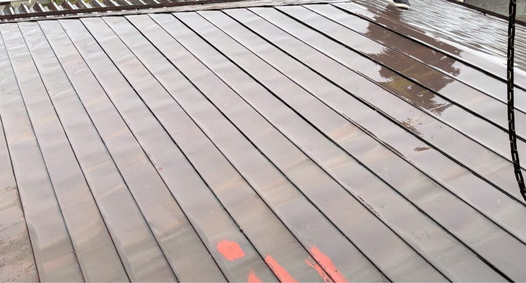 屋根に上り調査すると屋根材の劣化が原因であるを分かりました。