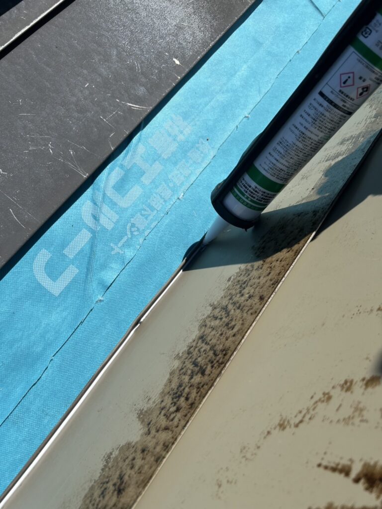 今後雨漏りがしそうな部分にはコーキングを使用して、少しでも雨漏りが起こらないよう施工しました。