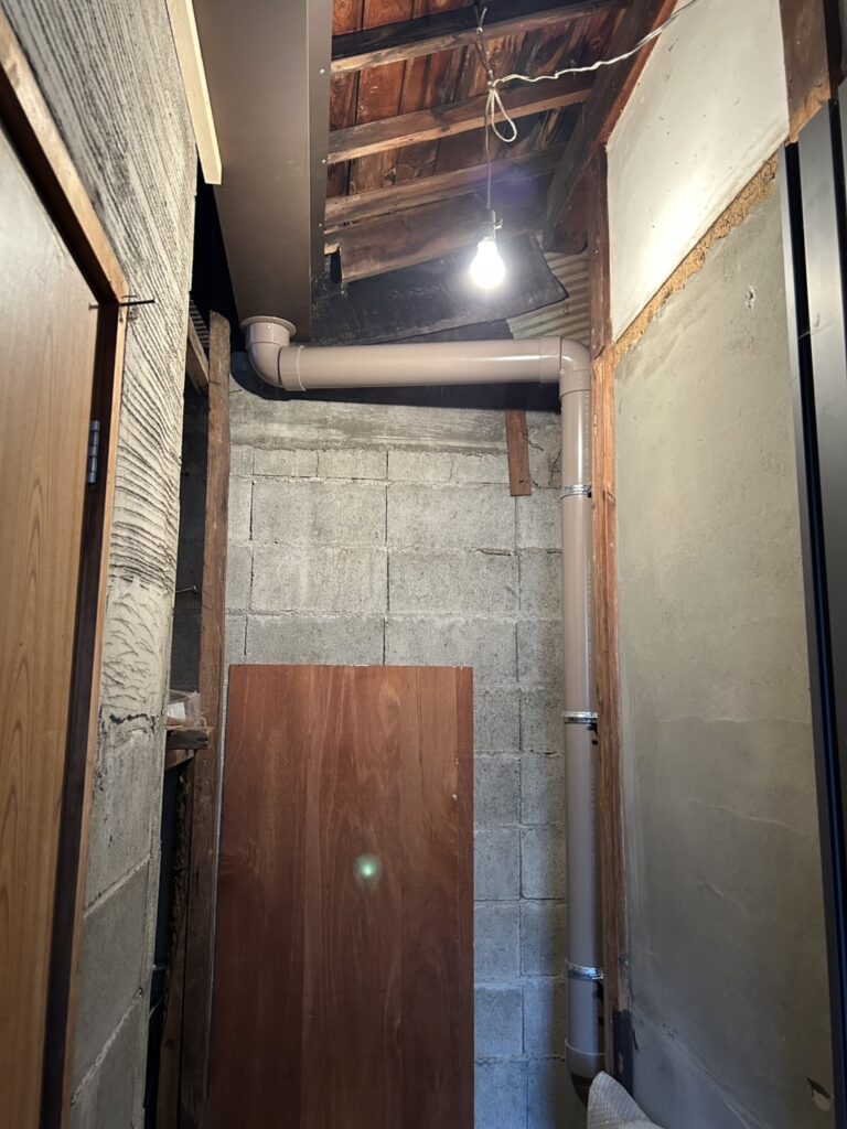 雨水をしっかりと受けれるよう、箱樋を取り付けます。<br />
その後雨水がしっかり外へ排水されるように「ドレン」を設置しました。