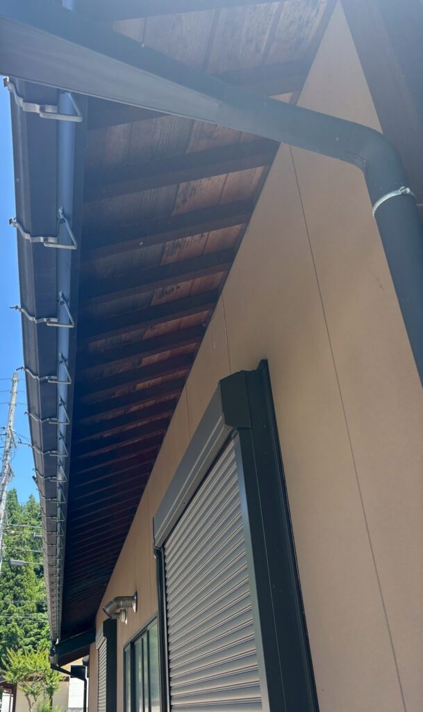 雪の重みで雨樋が変形してしまっています。