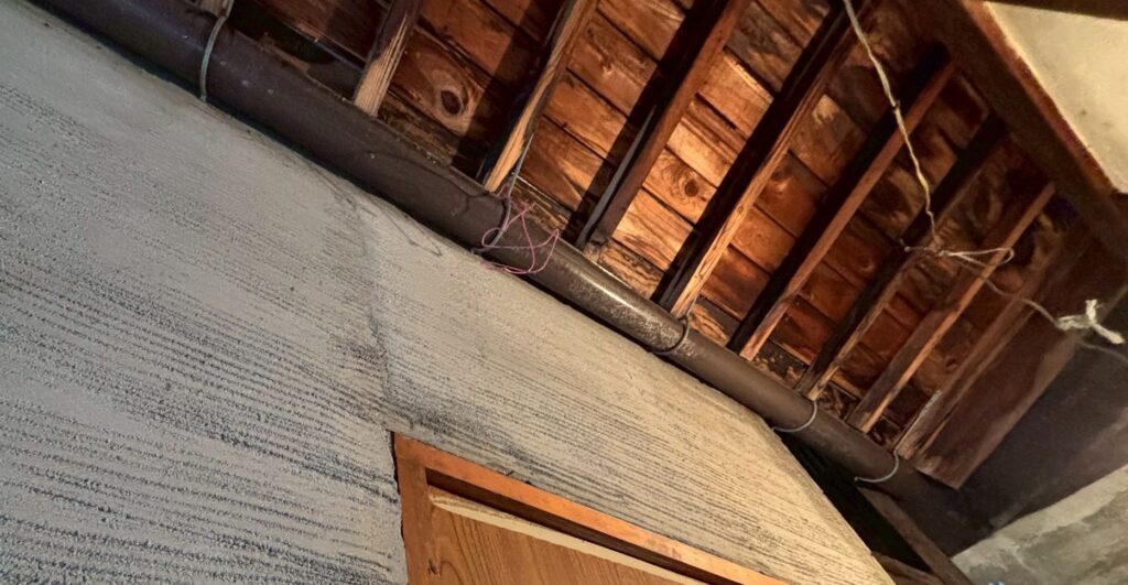 雨樋の大きさに対して雨水が多かったために、オーバーフローし雨水が壁を伝っている部分もありました。