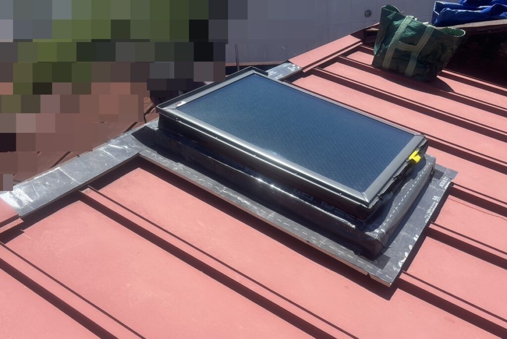 トップライト周りに防水材を施工し、雨漏りがしないようにします。