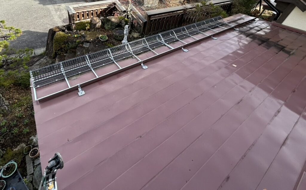 今回は玄関上の軒先に落雪ストップを設置し、お客様の不安を取り除く対策をしました。