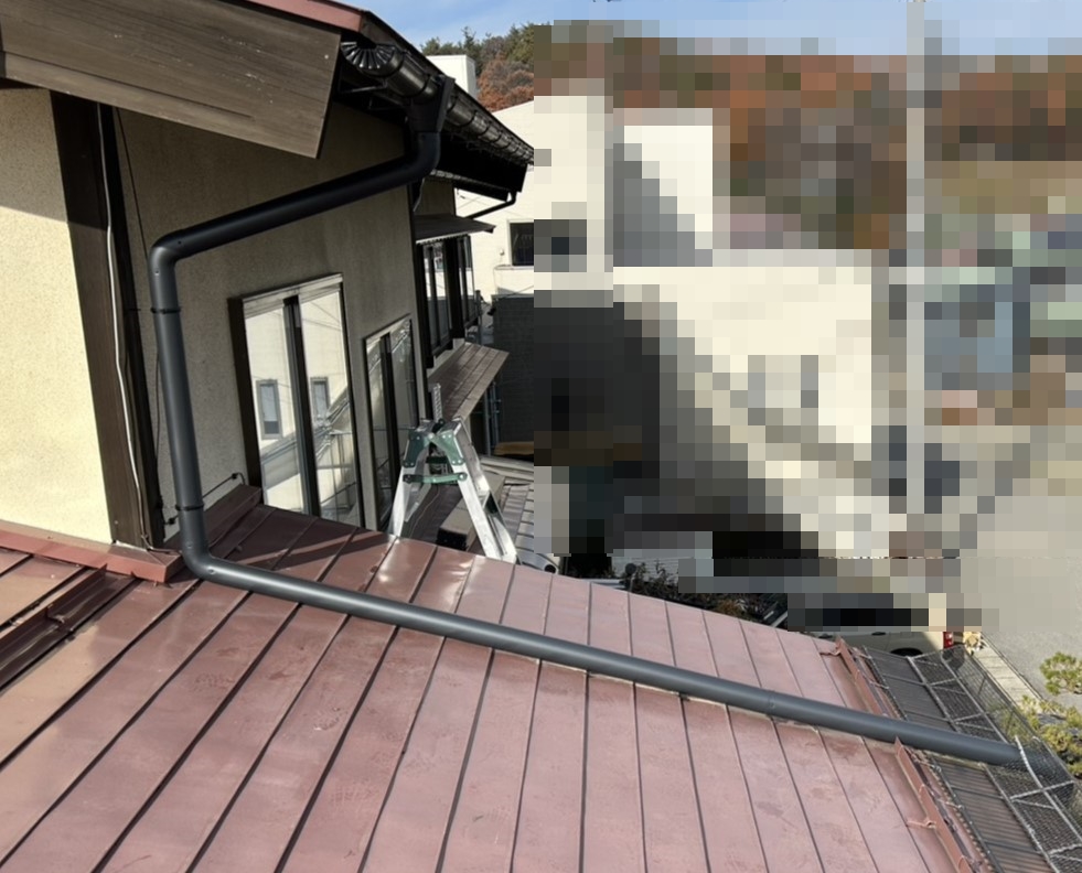 外れてしまった雨樋は新しいものに交換をしました。