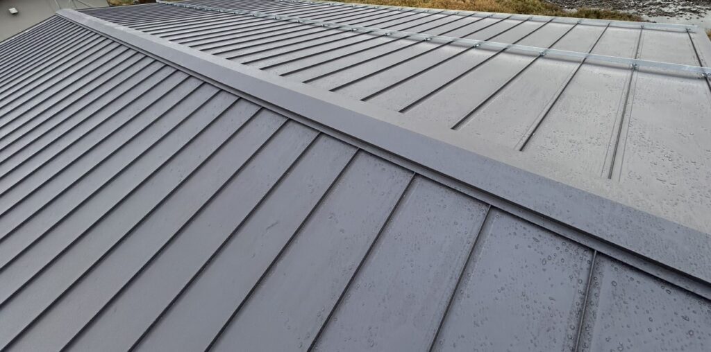 今回の雨漏りは元の屋根の勾配と横葺きが原因ではないかということで、縦葺きで施工しました。