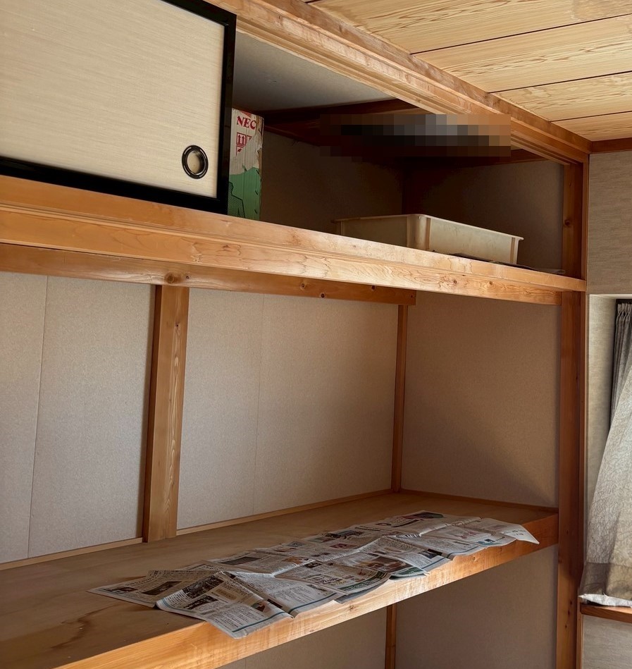 普段使っていなかった部屋の押し入れの中で雨漏りが発生していました。