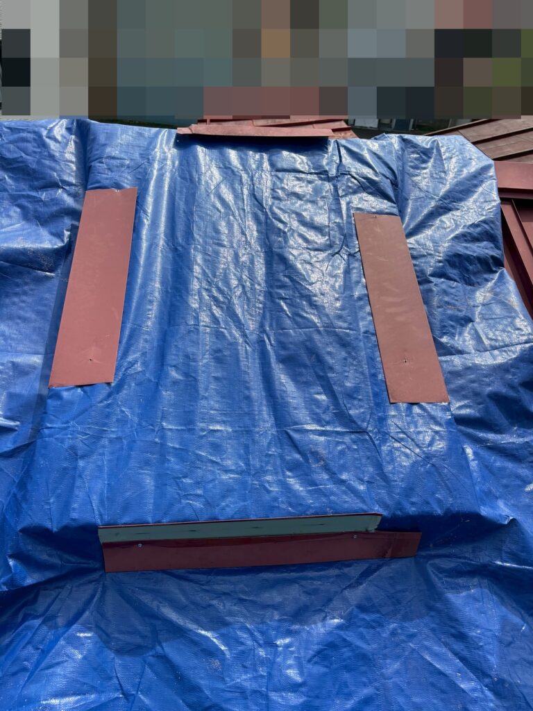 新しいトップライトを取り付けるまでは、雨・ホコリなど入らないよう養生します。