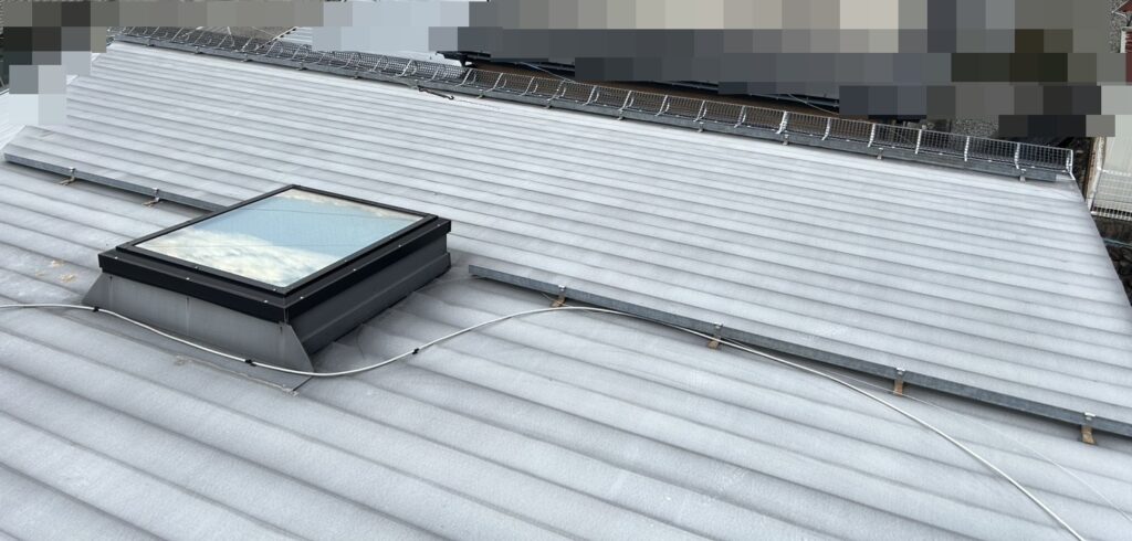 落雪ネットも、屋根の森が自信をもってお勧めする「落雪ストップ」に変え雪が降っても安心な屋根になりました。