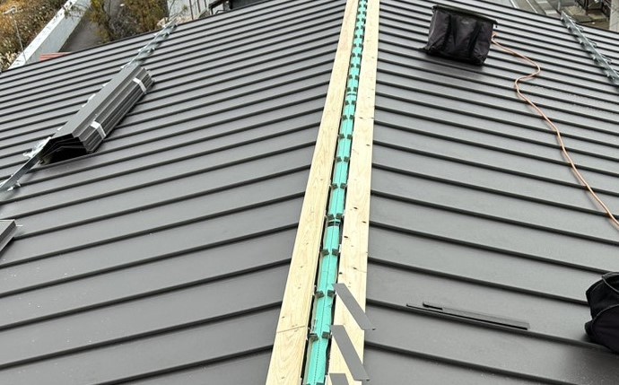 「棟板金」の部分も屋根同様に、下地・屋根材を新しくしていきます。