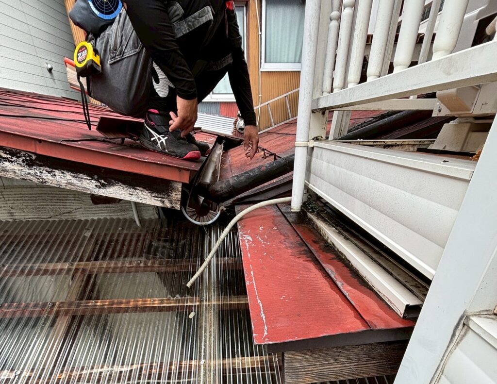 増築部分と元からある建物どちらの雨水も1つの雨樋に流れる設計になっていました。