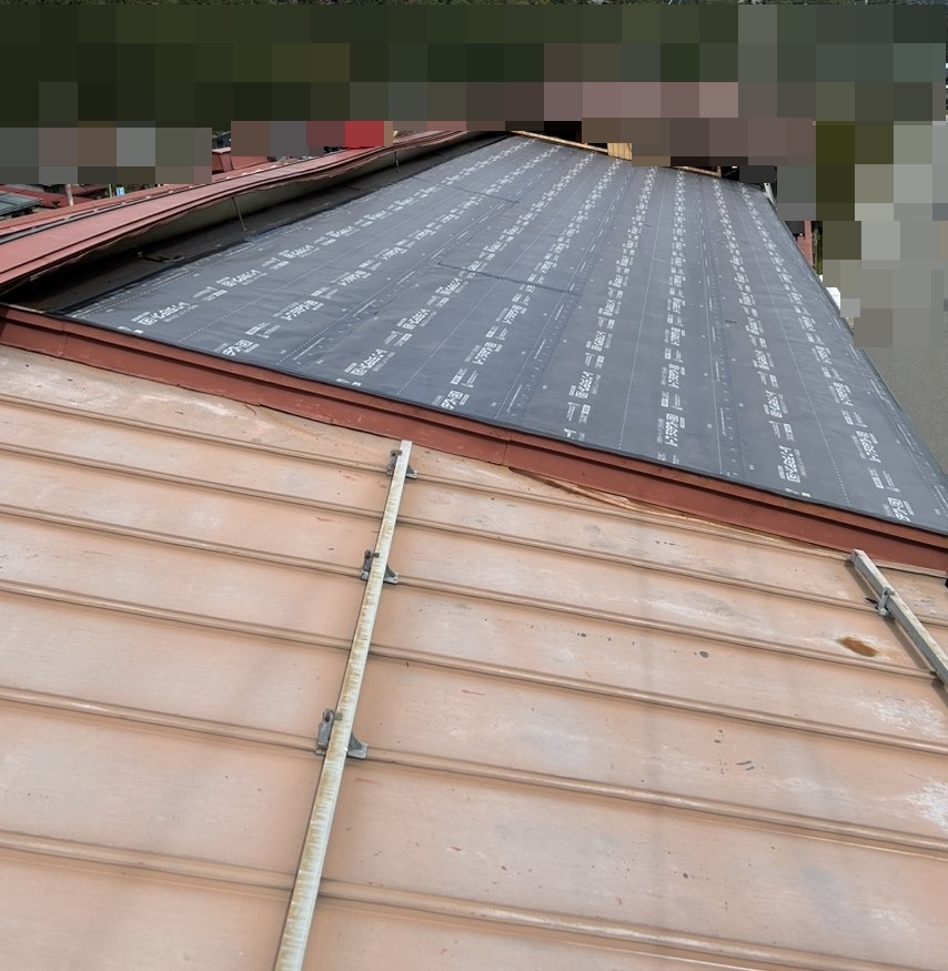 屋根材の下にある下葺き材を葺き替える事で、今後の雨漏りの心配を軽減します。