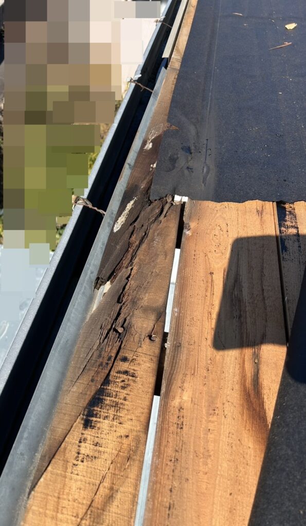 屋根の先端部分「広小舞」が長年の雨漏りにより腐っていました。