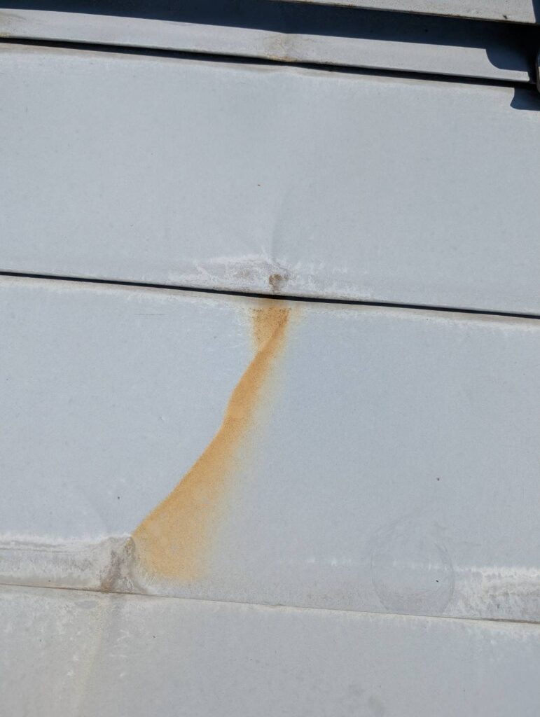 塗膜の劣化や一部に錆も見られました。