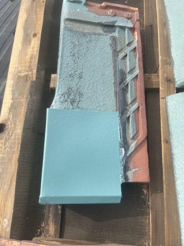 瓦が落ちてしまった部分に、板金を差し替えました。