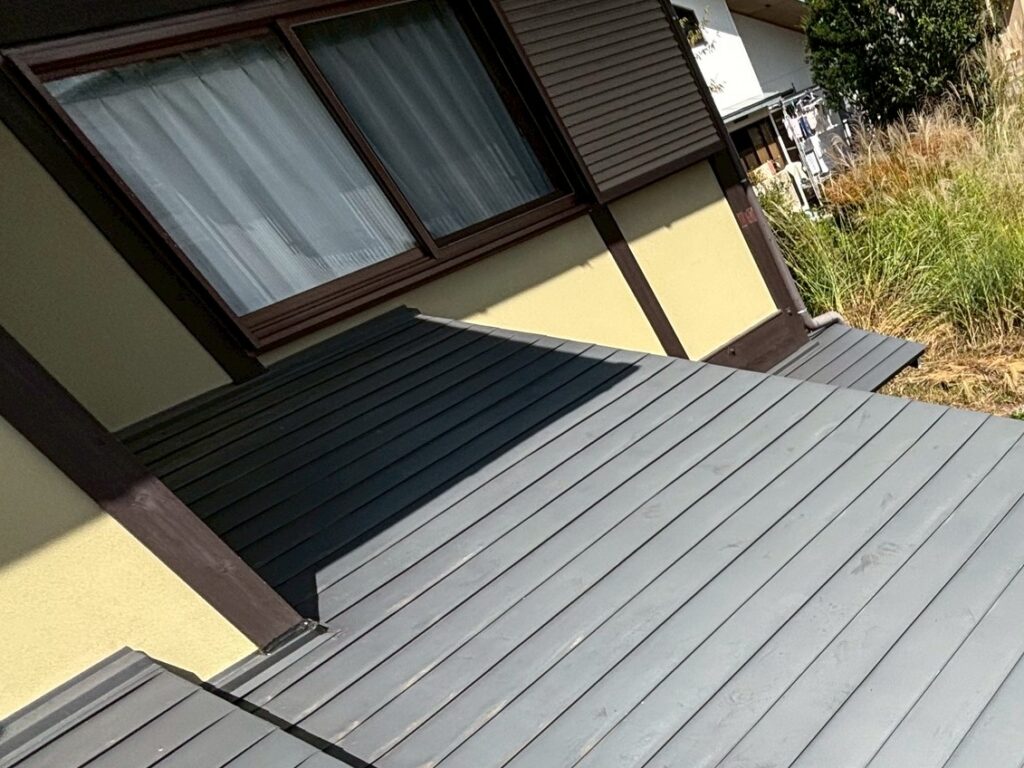 たくさん雨が降ると雨漏りをするとの事でしたので原因箇所の葺き替えと、水切りの改修工事を提案しました。
