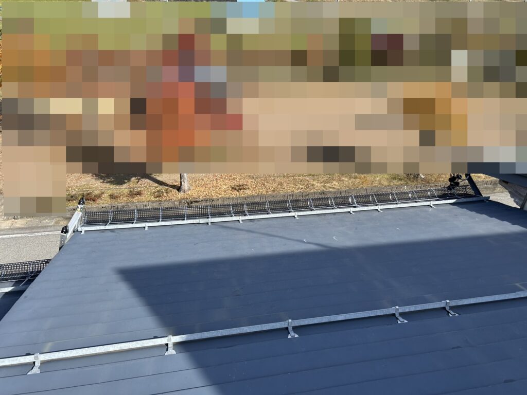 お客様のご要望であった落雪ストップも併せて設置しました。